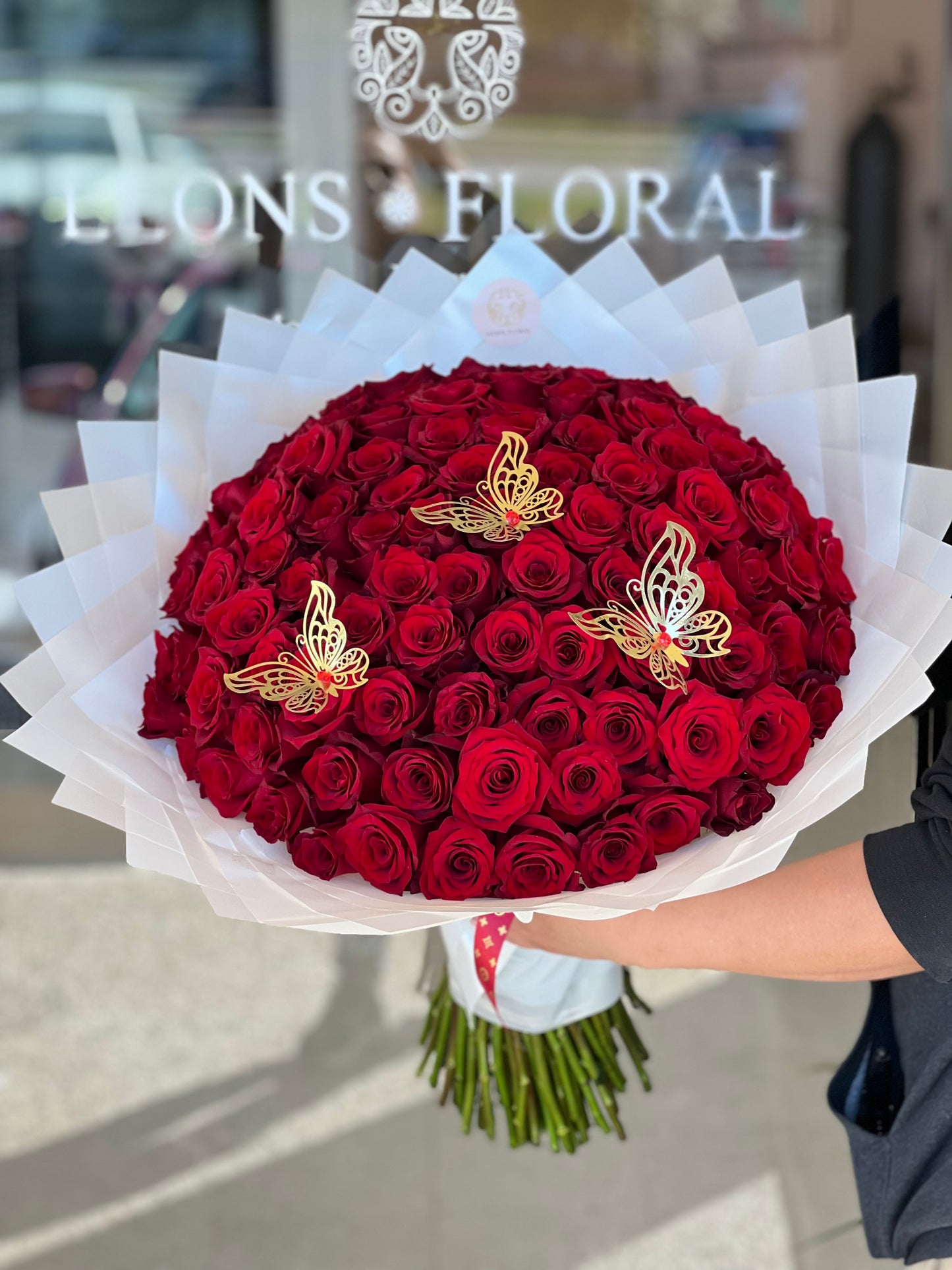 RAMO BUCHON (100 Roses) – REBEL ROSES Flowershop