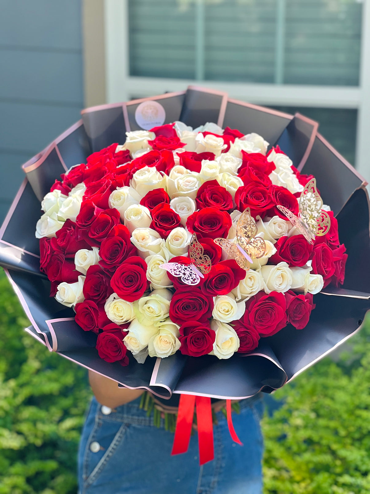 100 Roses Ramo Buchon – Leon's Floral